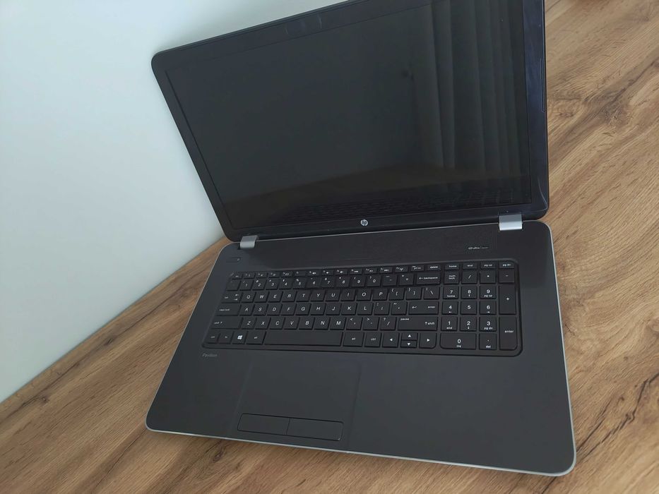 Laptop HP Pavilion 17-e150sq cu geantă HP, HDD extern, maus Xtech