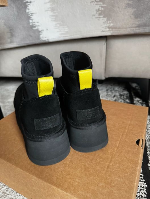 Ghete noi UGG cu eticheta