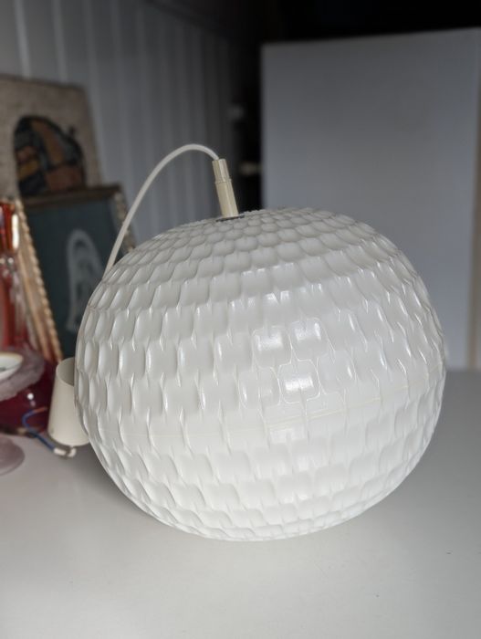 LLustra mid century, moderna, fabricata de firma germana Erco.
Este al