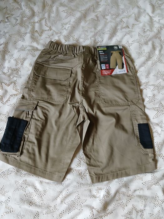 Pantaloni scurți tip salopetă