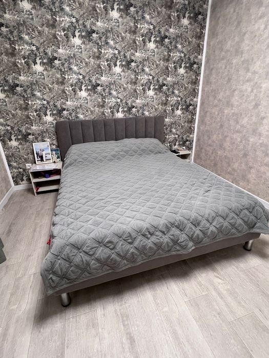 Кровать двухспальная с матрацем