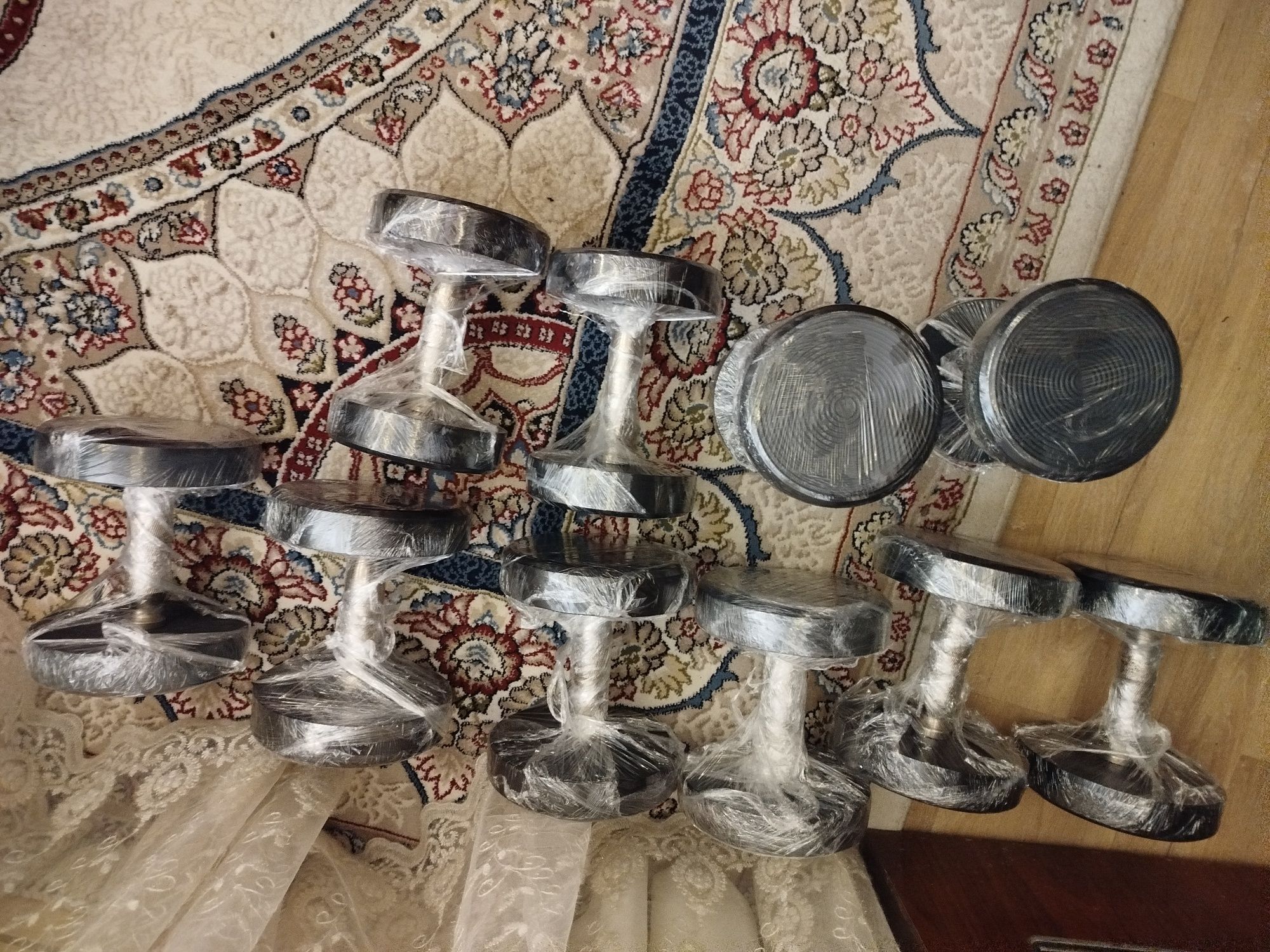 Продаются гантели резиновой обёрткой. 6-8-10 кг и гиря 8-16 32 кг