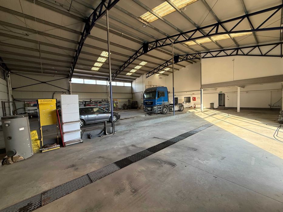 Închiriez hală + platformă balastată