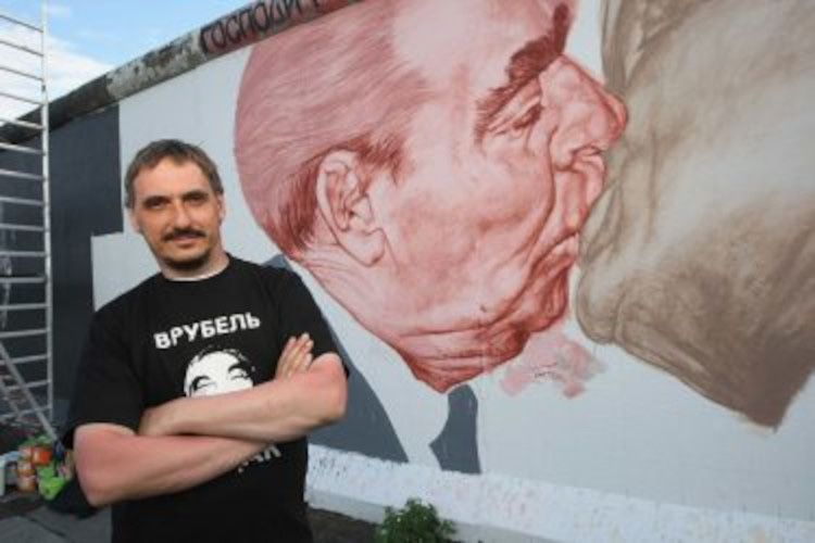 Значка Братска прегръдка Брежнев и Хонекер