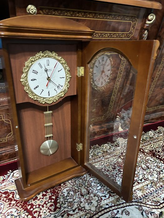 Продам часы  настенные с маятником дерево