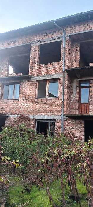 Продава триетажна Къща, град Луковит, област Ловеч, без комисионна.