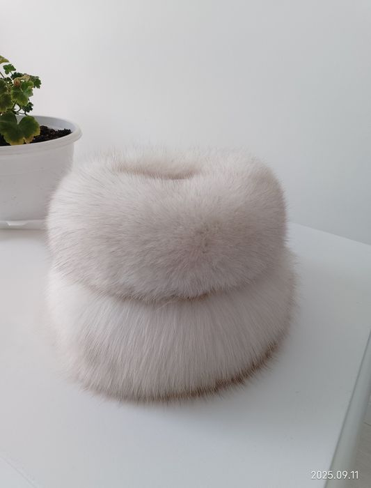 Vând căciulă de blana din vulpe alba.