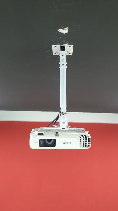 Parta loft, silvia stul, doska, proyektor, doska admin stoli lampochka