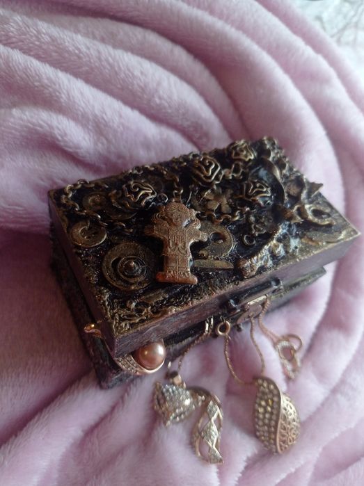 Кутийка за бижута, ръчно изработена, дървена с размери 10см*5**6см