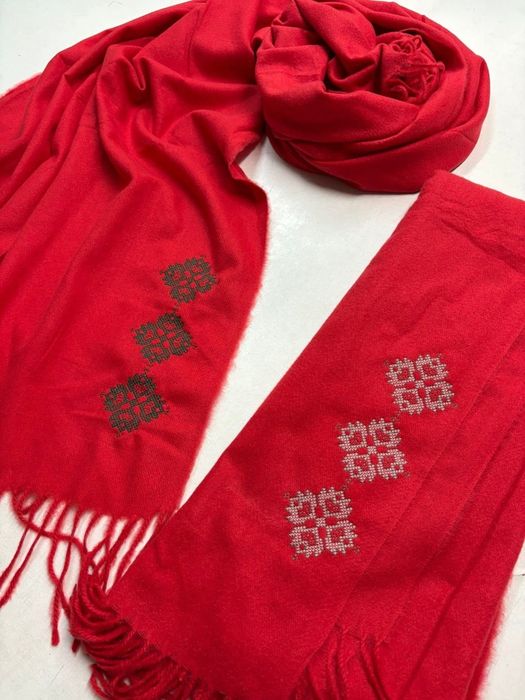 Елегантен шал с шевица