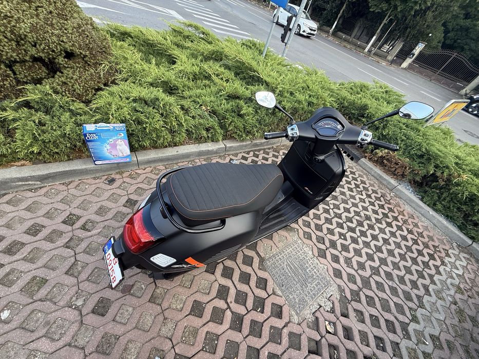 Vespa GTS 125cc, nou, negru mat, parbriz, top box, accesorii