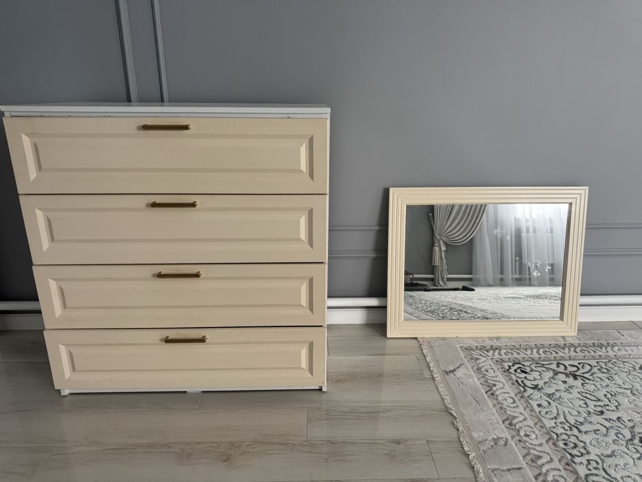 Продам комод с зеркалом .