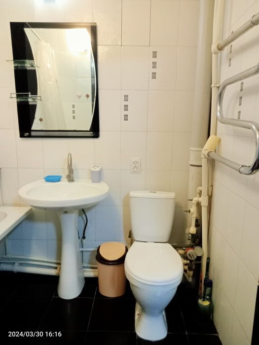 Сдаю -2-х.ком.кв  на 4 мкр.