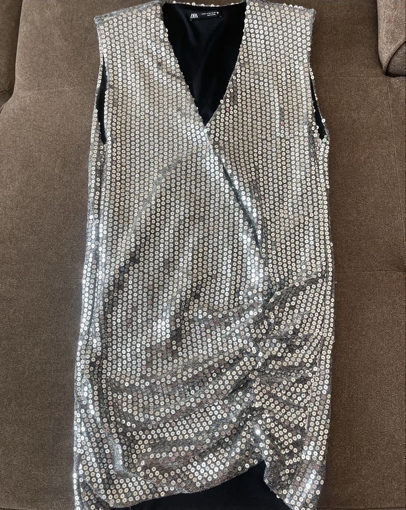 Ефектна рокля Zara