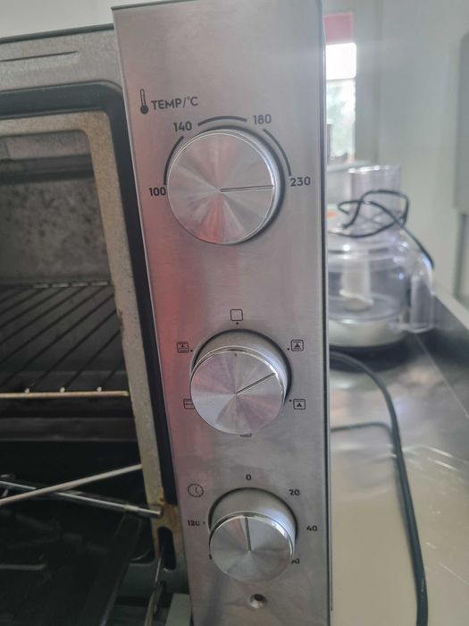 Cuptor Electrolux  dimensiune mica ideal studenti.