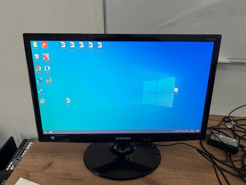 Монитор Samsung 21.5" Full HD (S22C300) в отличном состоянии