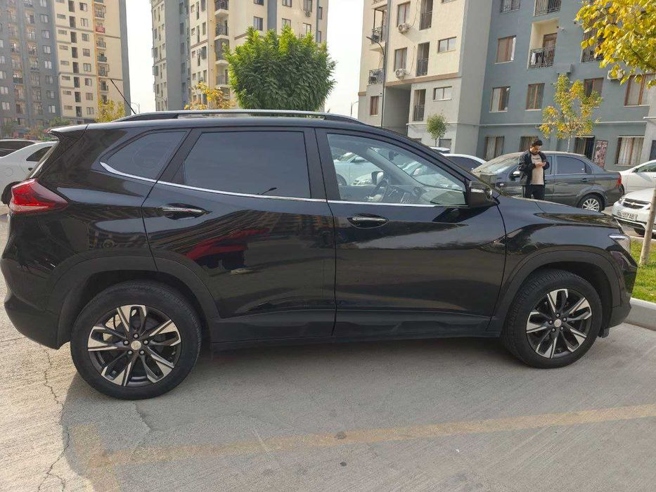 Срочно продам Shevrolet Tracker 2-Позиция, 87.000 пробег, 2023 вмятина