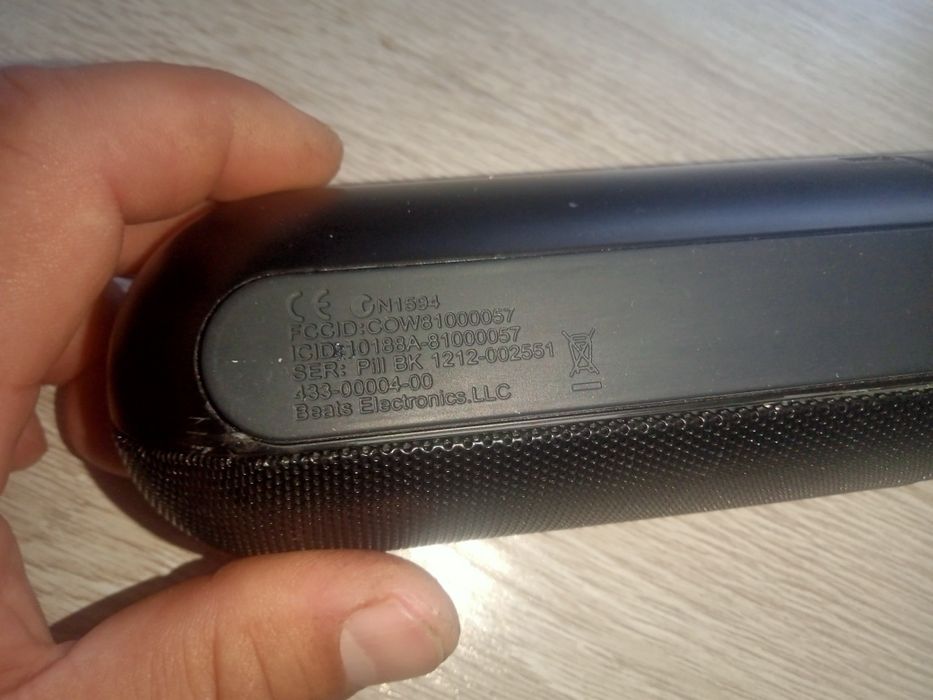 Продам оригинал Beats Pill активный калонку в хорошем состоянии.