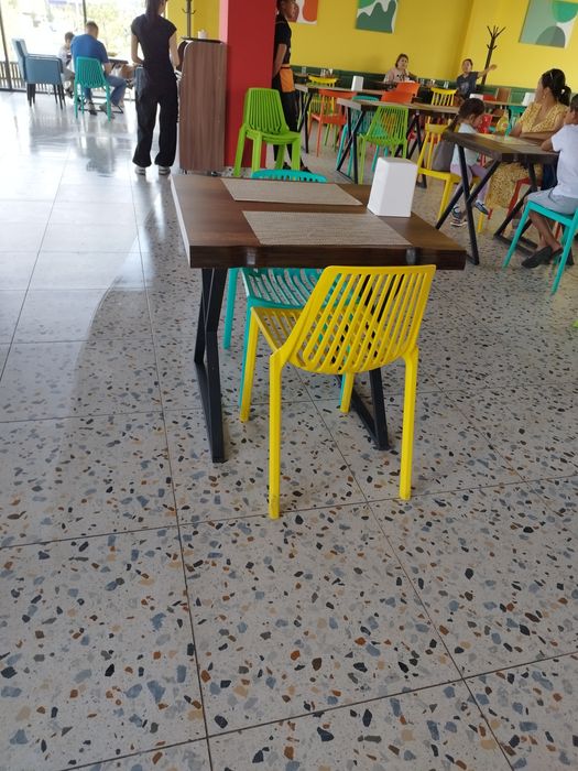 Дизайнерские пластиковые стулья ,столы для дома и бизнеса