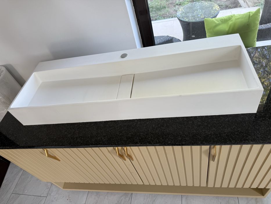 Mobilier baie cu chiuveta si blat din marmura