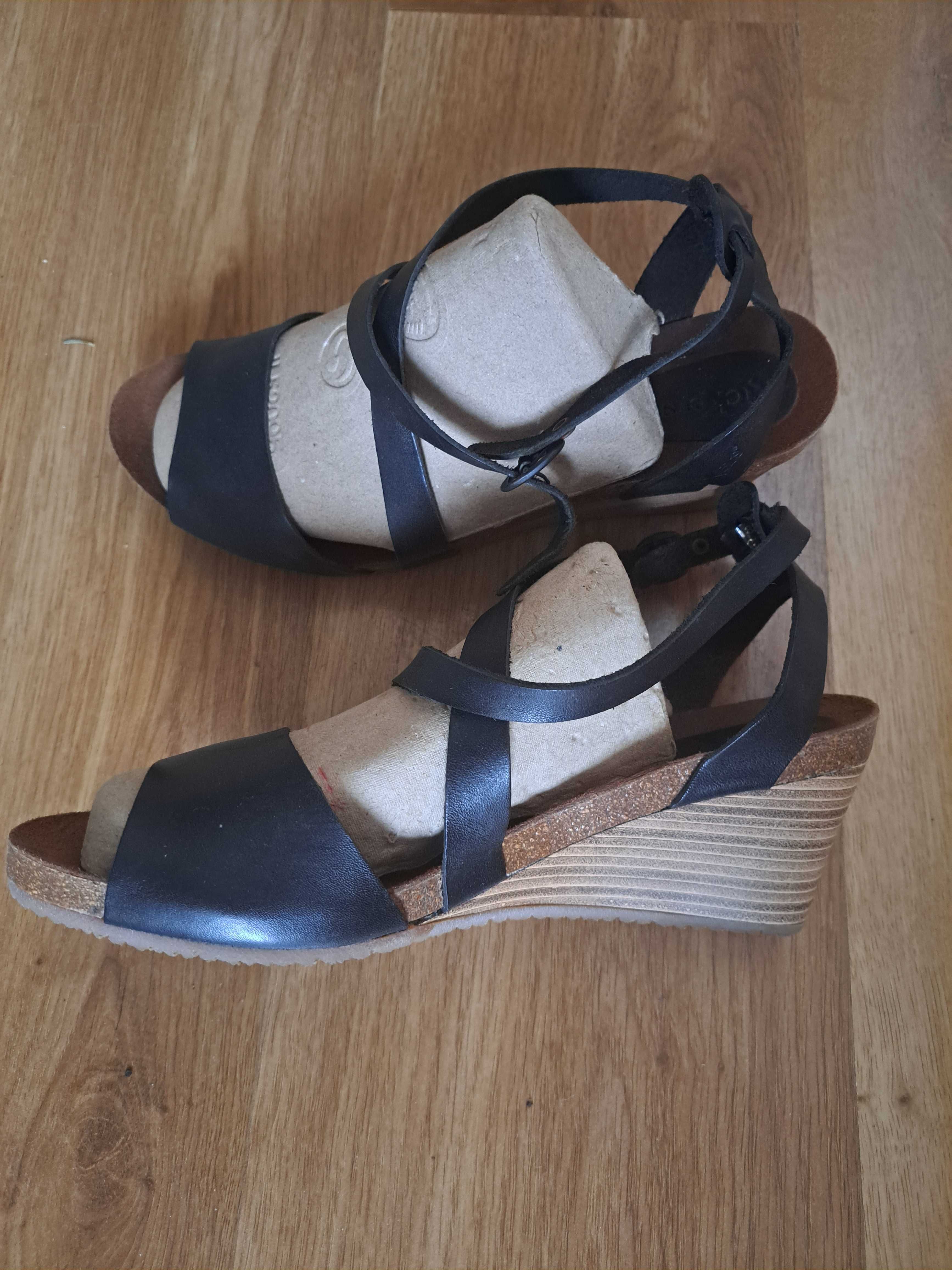 Дамски сандали KicKers