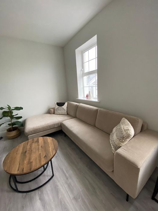 Vand Canapea Living folosita doar  6 luni de zile 3mx150 Culoare Beige