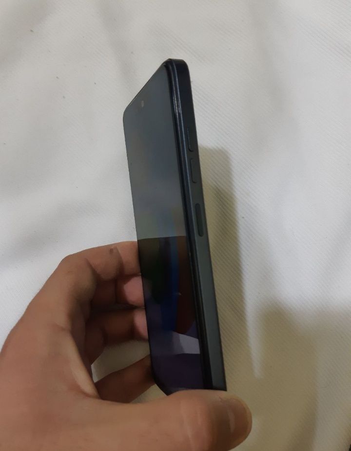 Tecno Spark 20 pro kami bor 
Hamma joyi chotki ishlidi yengi.
Xo