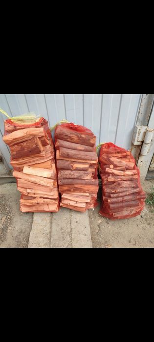 Дрова в мешках среднего размера