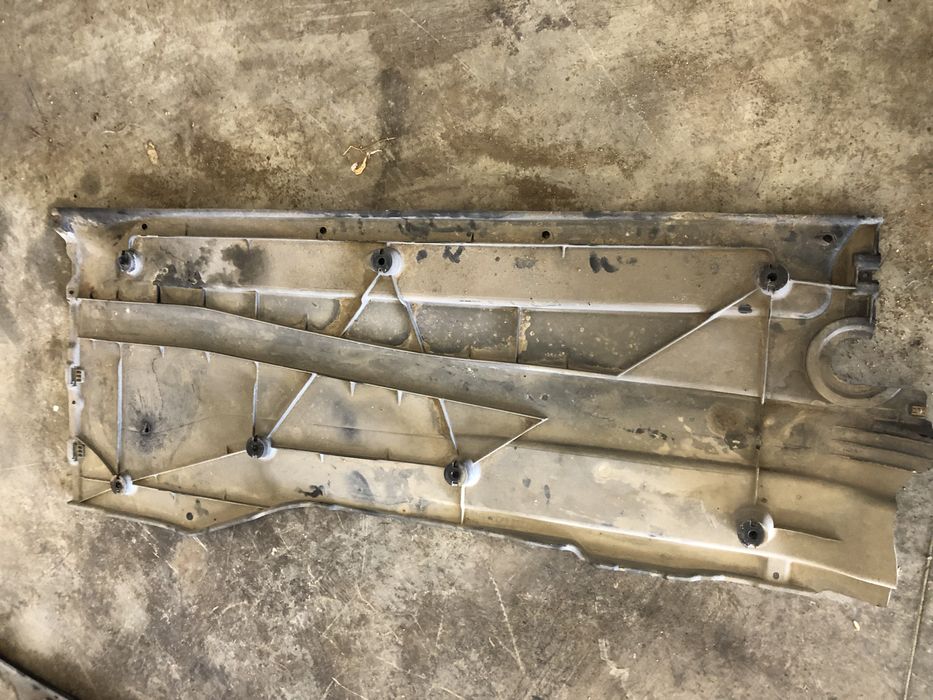 scut lateral stanga volkswagen passat b8 2015