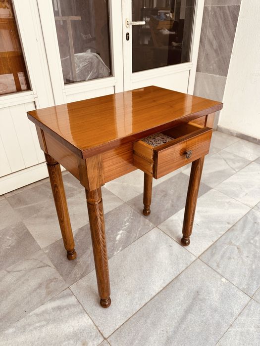 Елегантна италианска дървена маса с чекмедже – ръчна изработка