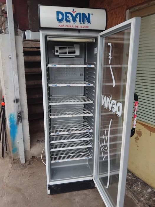 Vând vitrina de prăjituri