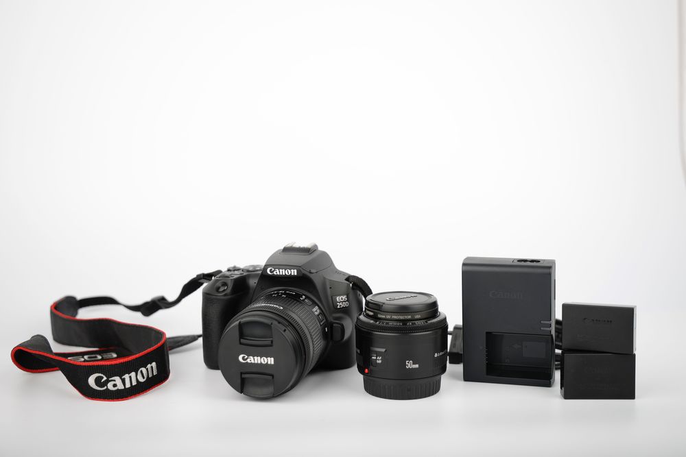 Canon EOS 250D + doua obiective + doua baterii