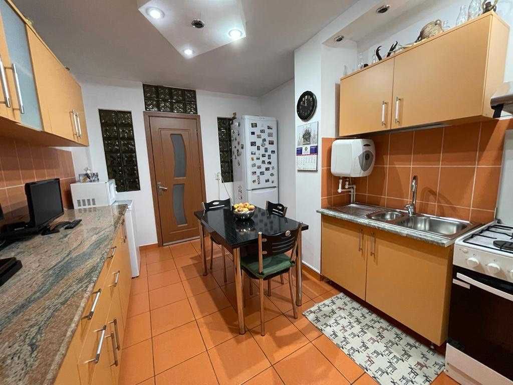 Apartament 3 camere 72 mp