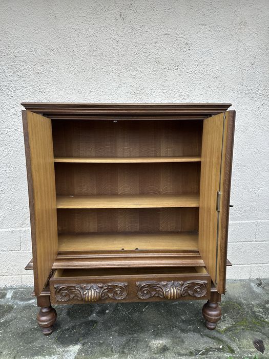 Шкаф с фигурална резба  сценични панели