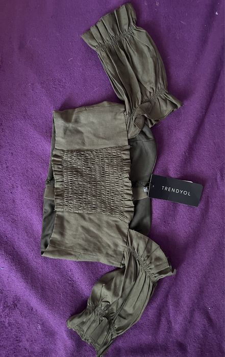 2 Top uri noi cu eticheta