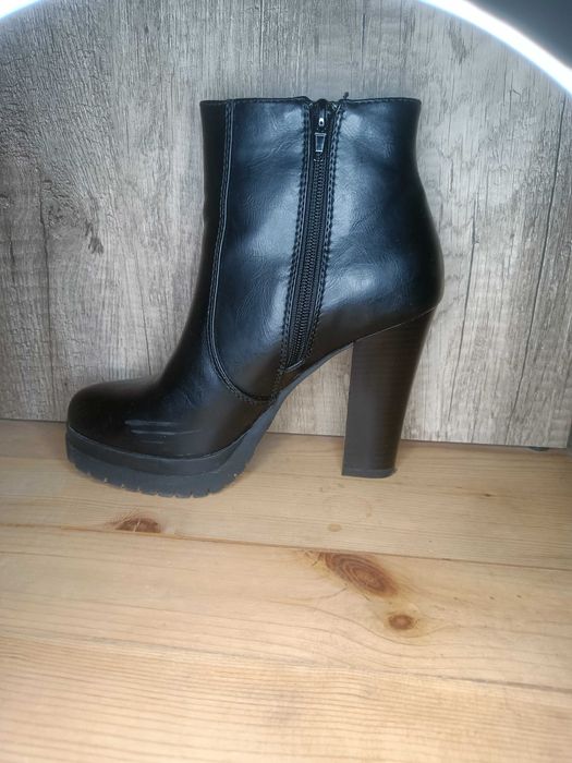 Черни дамски боти на висок ток