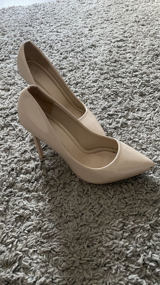 Pantofi stiletto nude