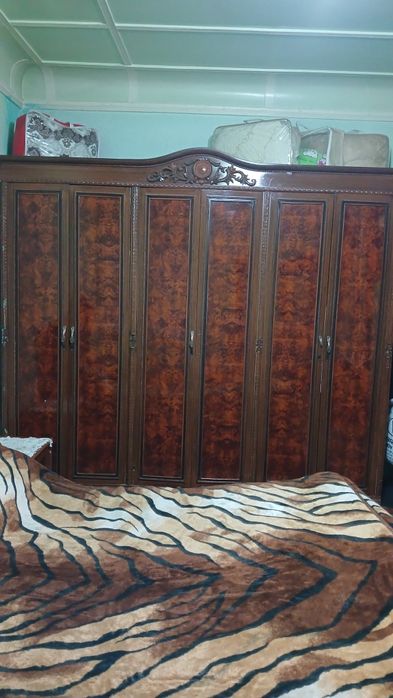 Срочно придётся спальный мебель шкаф для одежды кровать и две тумбочки