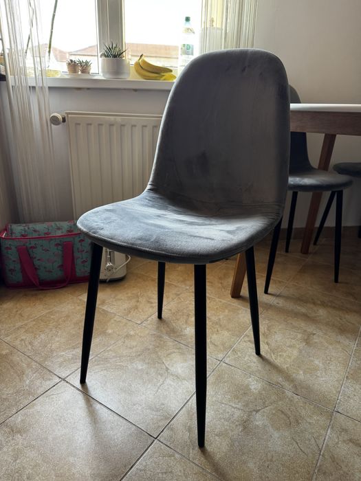 Masă alba cu scaune gri