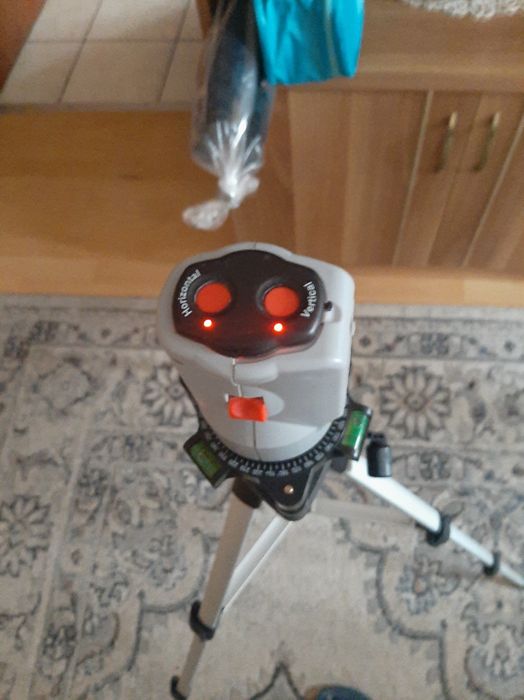 Laser în cruce  cu trepied