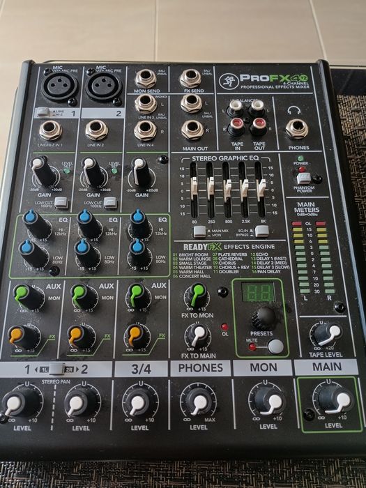 Продавам mixer mackie pro fx4