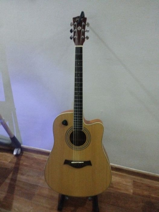 Продам акустическую гитару