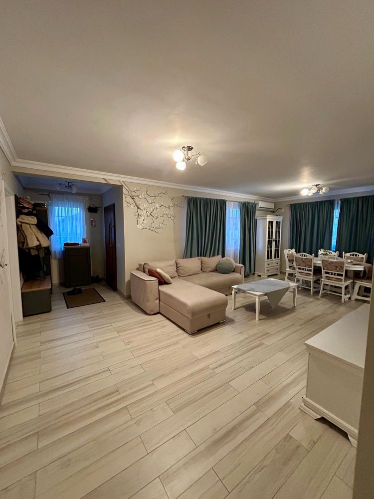 Proprietar, casă individuala parter, cu 4 camere și 2 băi.