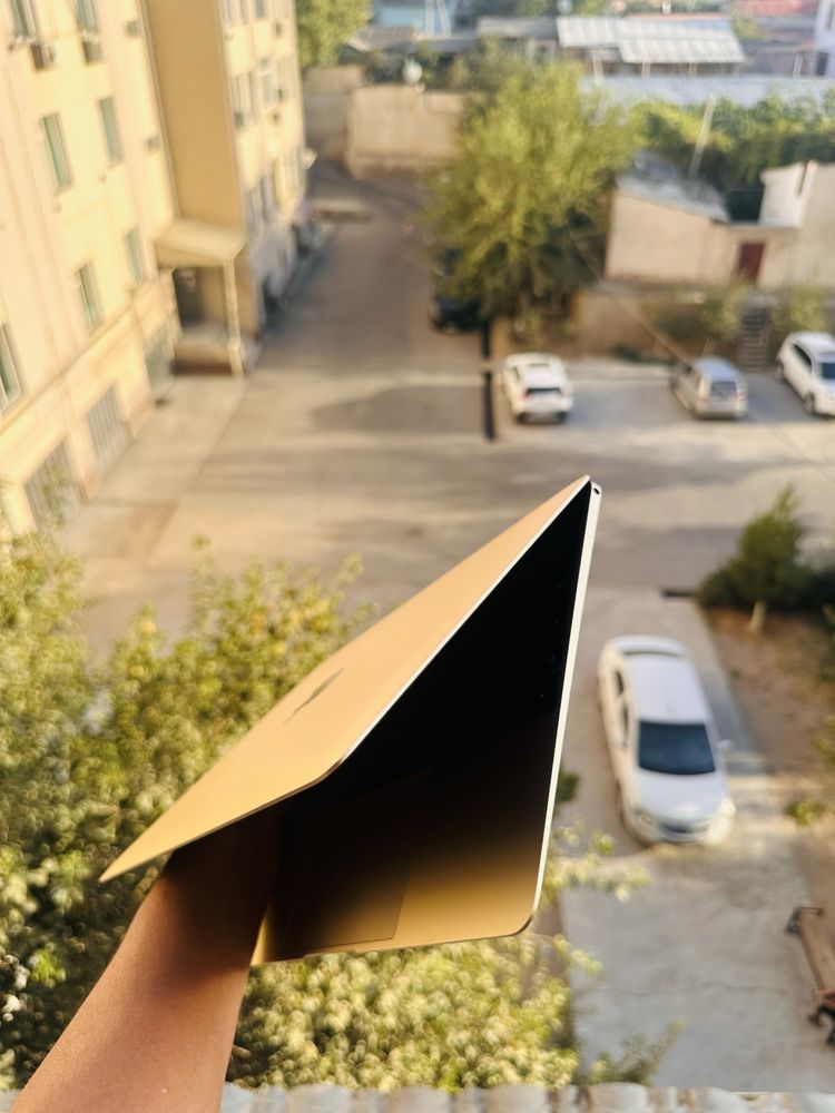 Macbook holati ideal kam ishlagan sotiladi