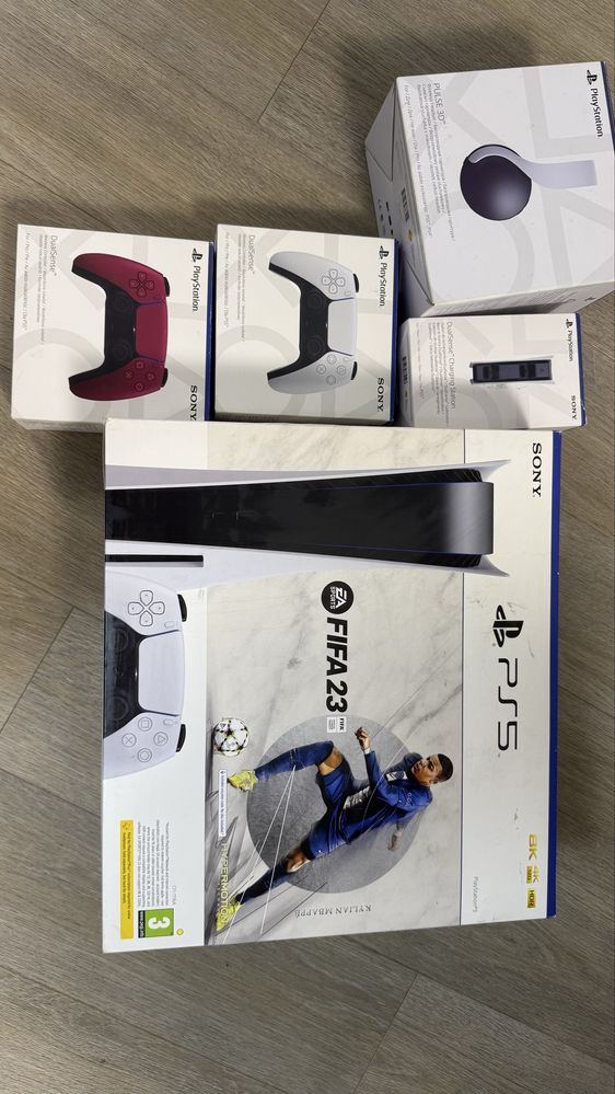 Playstation 5 + 3 контролера + слушалки + зарядна станция