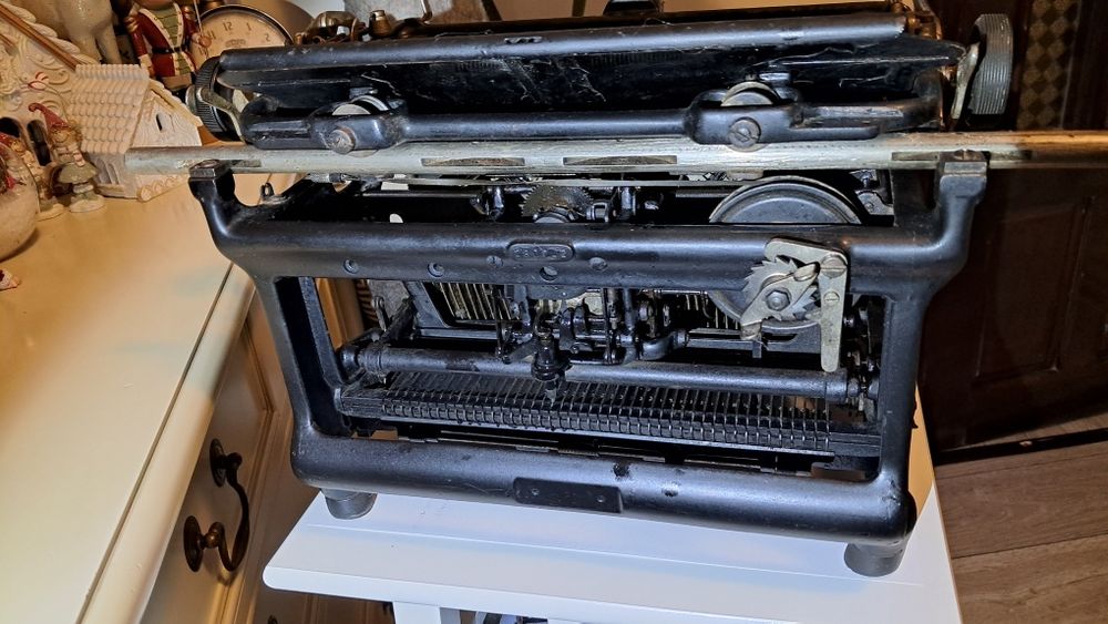 Masina de scris CONTINENTAL