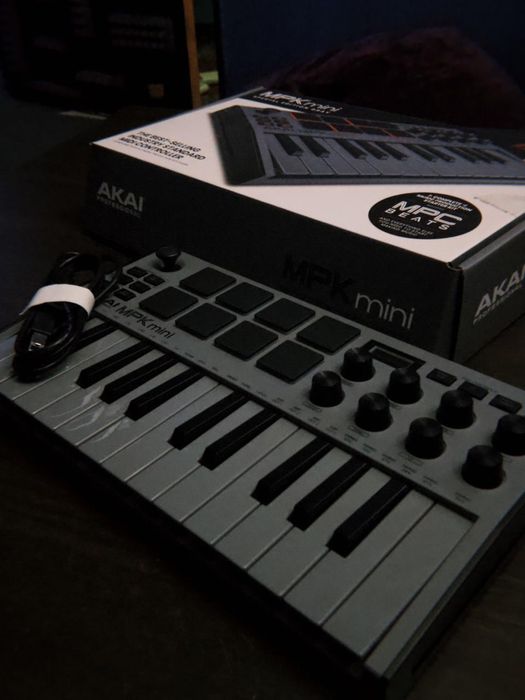 Продам клавиатура AKAI MPK Mini новый!