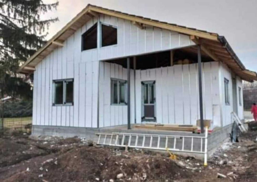 Vand case pe structura metalica