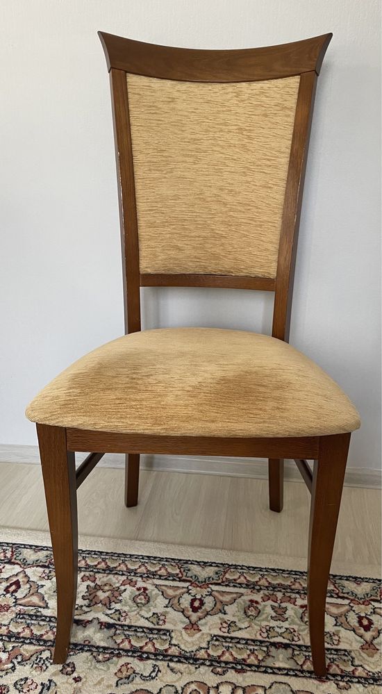 Стол и стулья из дерева