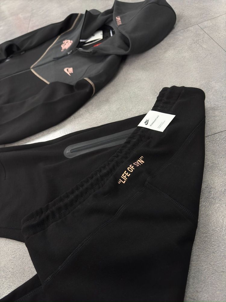 Nike Syna World Tech Fleece